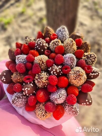 Клубника в шоколаде розы