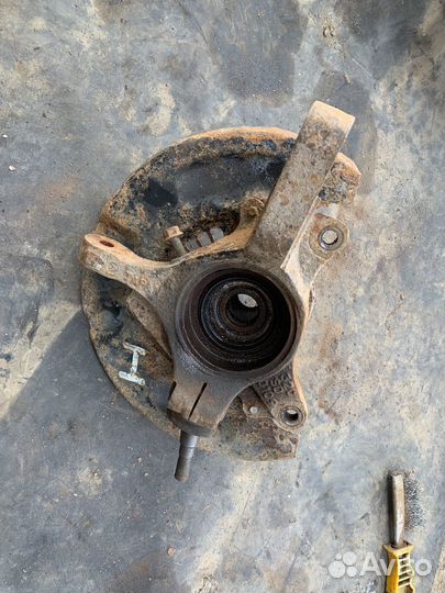 Поворотный кулак правый subaru outback