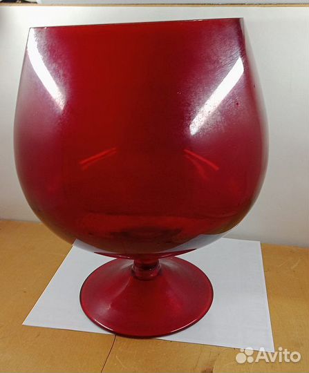 Ваза большая рюмка красное стекло (026739)
