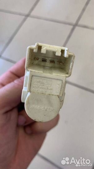 Датчик стоп-сигнала Land Rover Discovery 3 2006