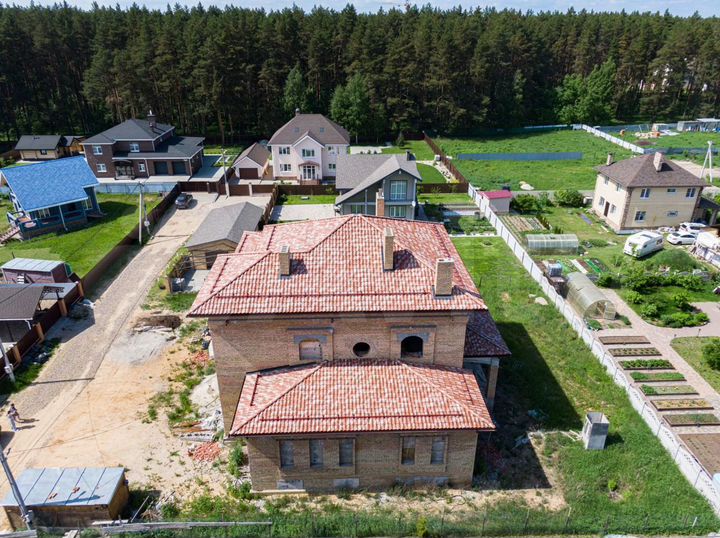 Дом 600 м² на участке 12 сот.