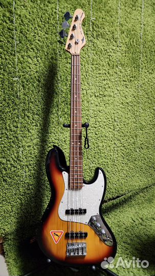 Продам бас гитару Black Hawk