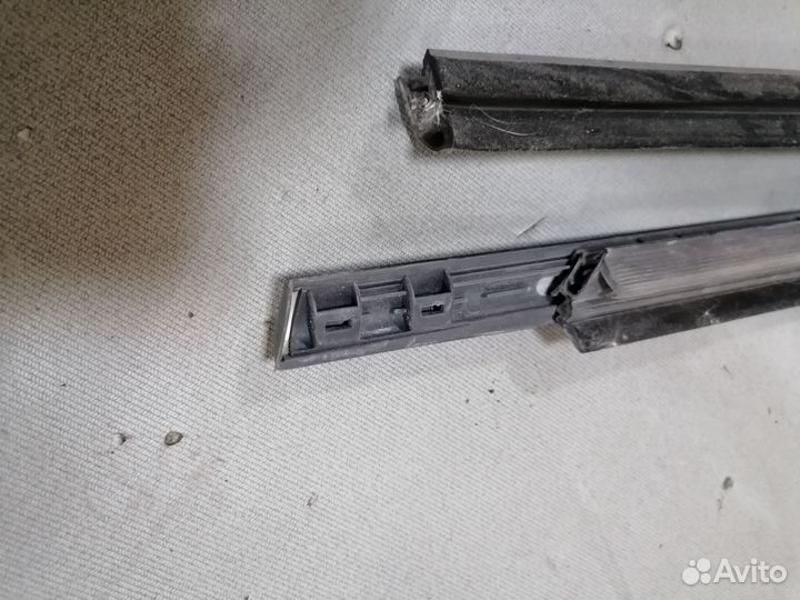 Уплотнитель правого стекла перед Opel Astra H 2005