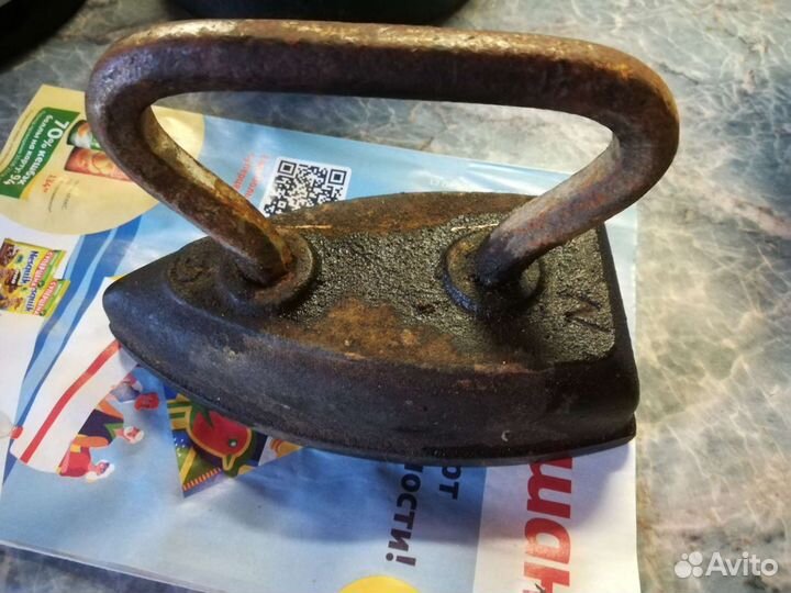 Старый утюг чугунный