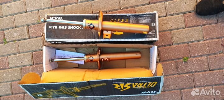 Амортизатор передний kyb