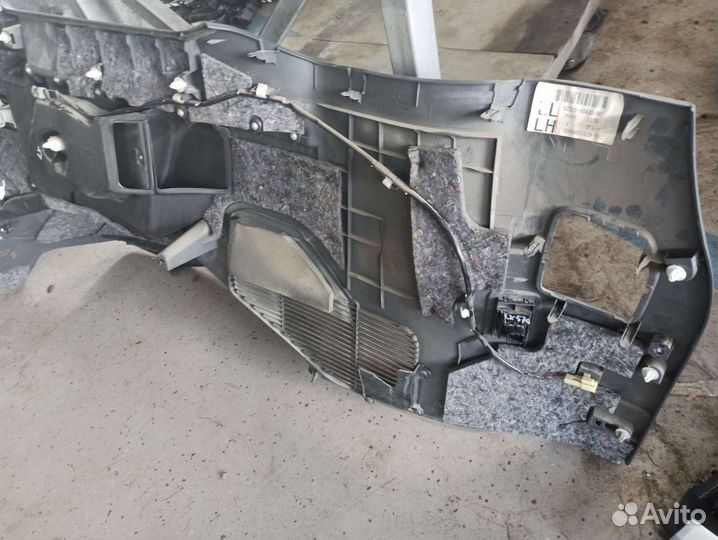 Обшивка багажника задняя левая Lexus LX 570