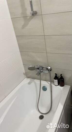 Ванна со смесителем и стойкой под установку