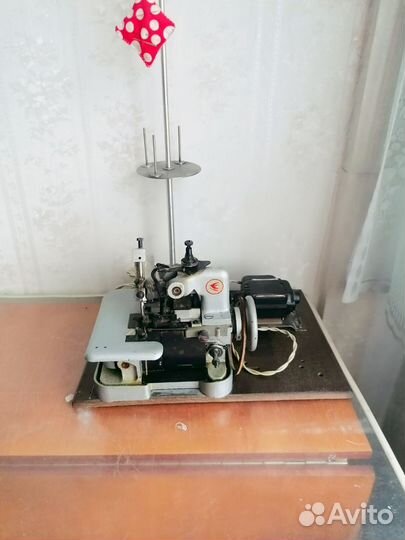 Оверлок трехниточный