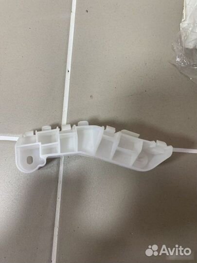 Кронштейн бампера передний Mitsubishi Montero 4