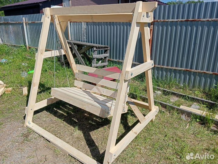 Садовая качеля из дерева