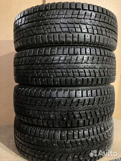 Dunlop SP Winter Ice 01 215/70 R16
