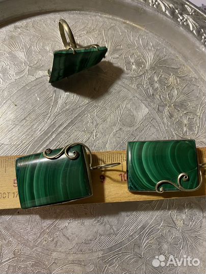 Серьги с кольцом,вставка из малахита
