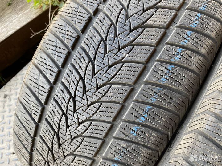 Minerva Frostrack UHP 255/45 R19