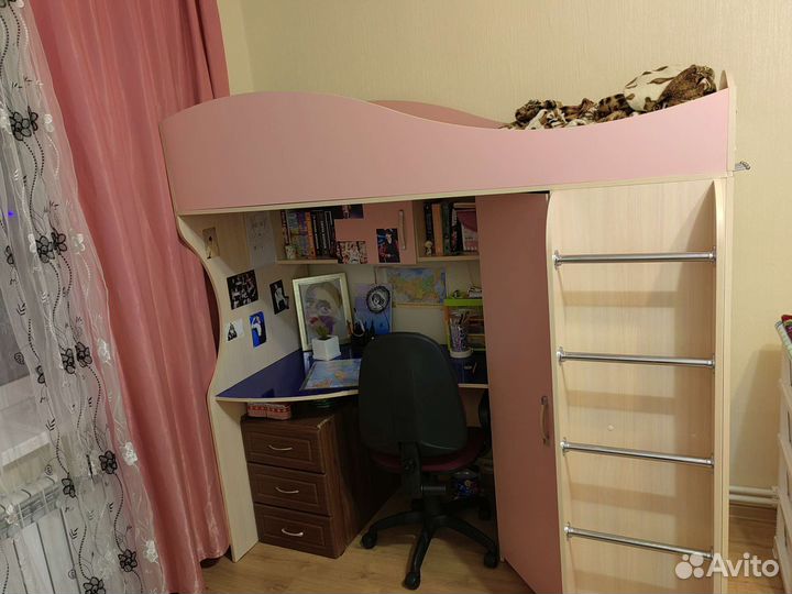 Кровать чердак со столом и шкафом