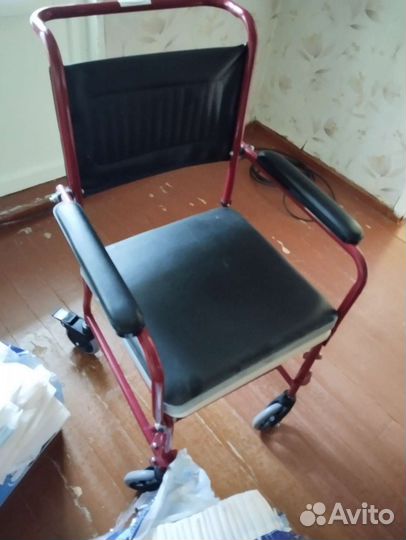 Инвалидное кресло, памперсы для взрослых