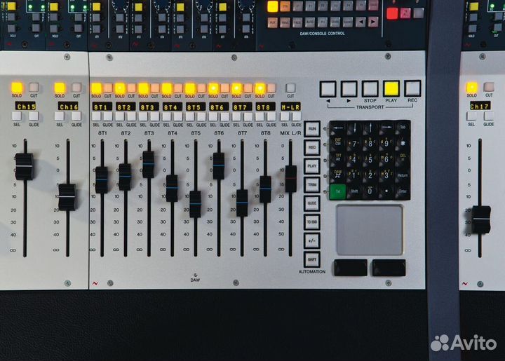 AMS Neve Genesys G48 (48 input, 24 fader) base con