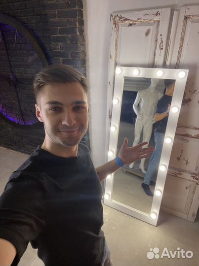 Гримерное зеркало с лампочками