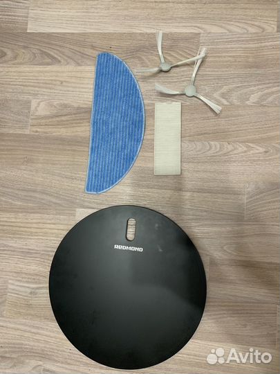 Робот пылесос моющий Redmond