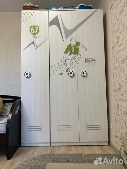 Шкафы и стол для детской комнаты бу