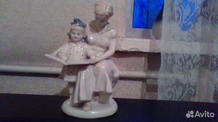 Статуэтка первая буква, мама С дочкой читают книг