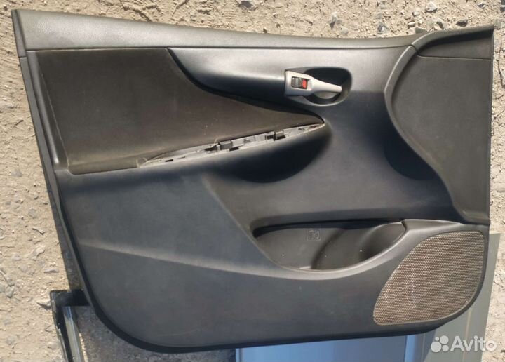 Обшивка водительской двери Toyota Corolla 150