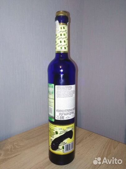 Красивая бутылка. Синее стекло