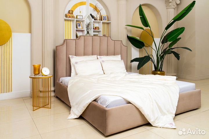 Кровать с мягким изголовьем