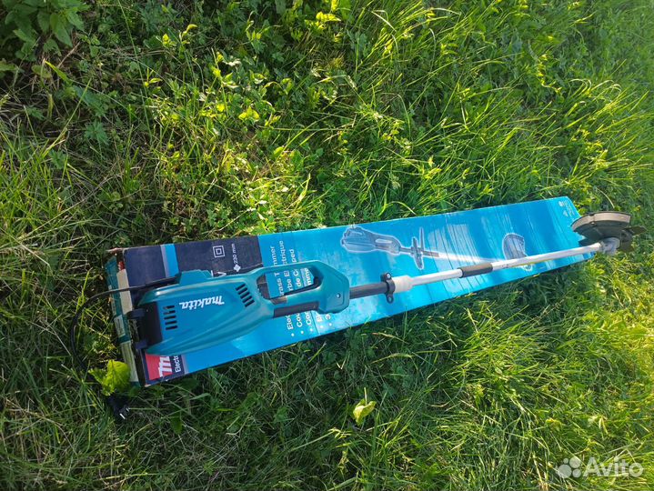 Триммер электрический Makita UR3502