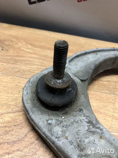 Рычаг передний верхний правый Cadillac SRX