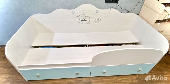 Детская кровать и шкаф