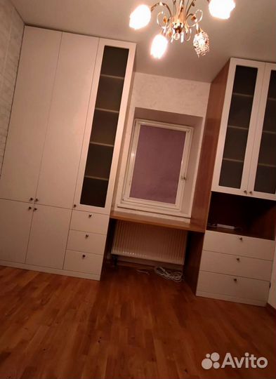 Письменный стол. Рабочая зона у окна