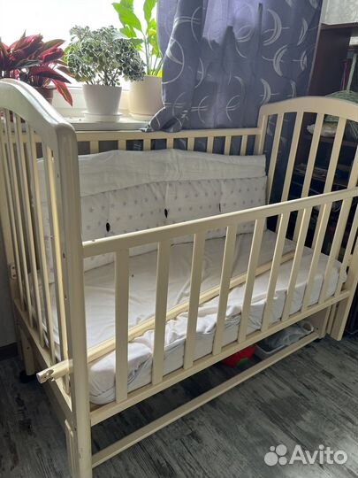 Детская кроватка с маятником