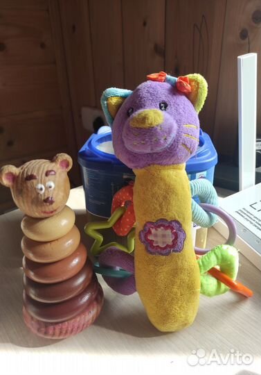 Деревянная пирамидка и грызунок для малыша