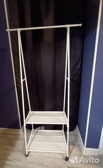Вешалка на колесах с полочками