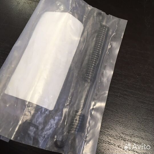 Пружина тормозных колодок возвратная верхняя левая