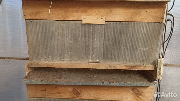 Брудеры б/у, кормушки для сена, фартук для козла