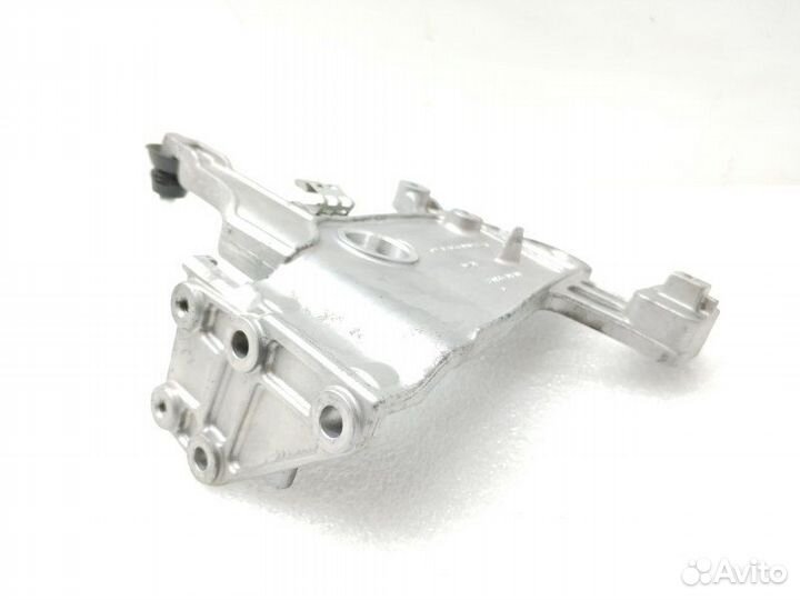 Кронштейн корпуса воздушного фильтра Mercedes-Benz