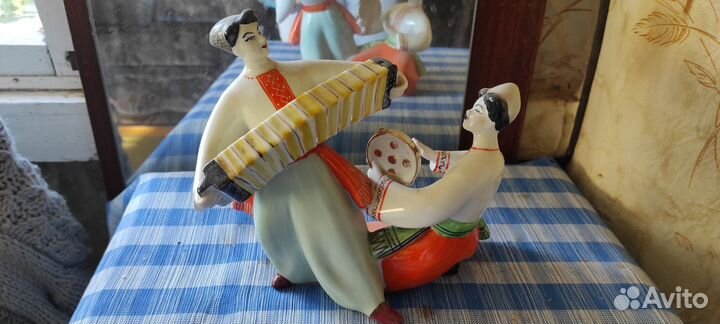 Статуэтка фарфоровая Пляска с бубном и гармошкой