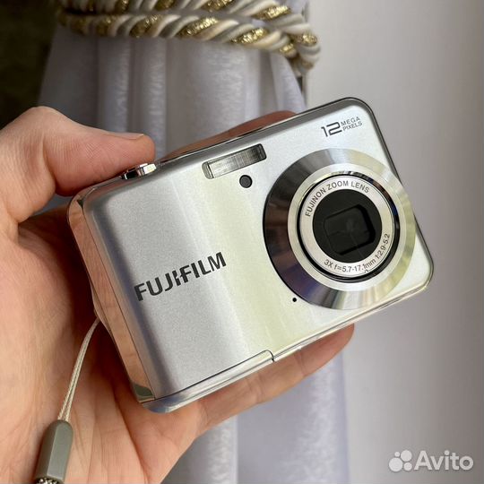 Компактная цифровая камера