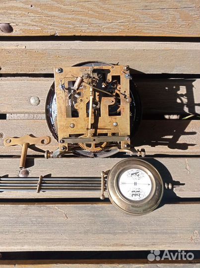 Настенные старинные часы с боем