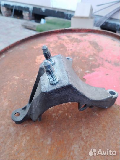 Кронштейн крепления двигателя правый рено логан2