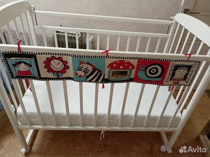 Книжка- игрушка/ бортик кроватки Tiny Love