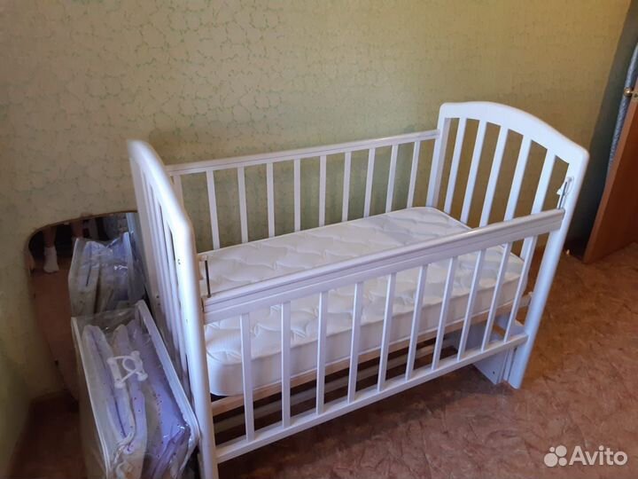 Детская кроватка с продольным маятником