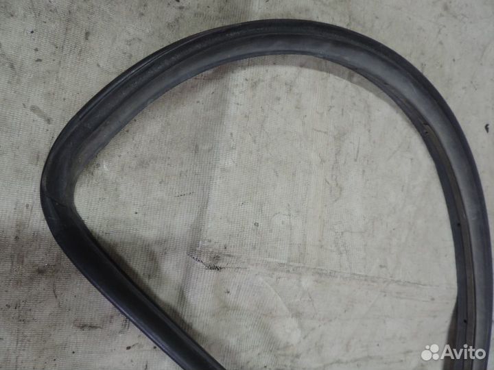 Уплотнитель двери задний правый Toyota Platz 1999