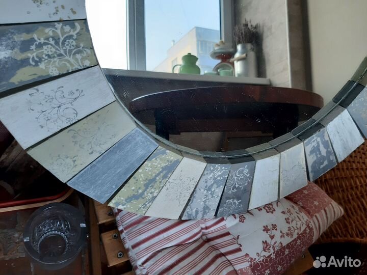 Зеркало в деревянной раме