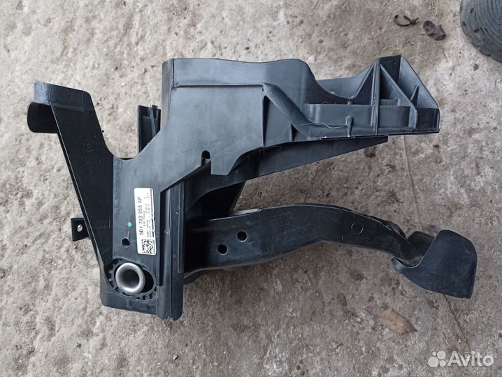 Педаль тормоза Skoda Octavia A7