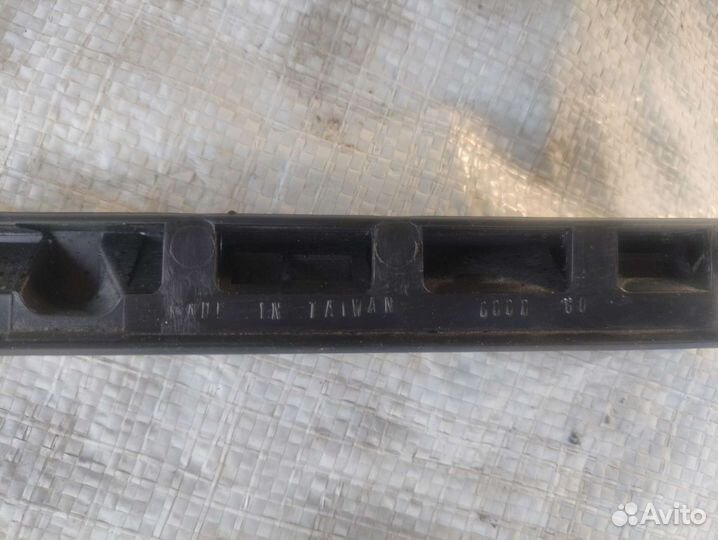 Планка под правую переднюю фару на Мерседес w140