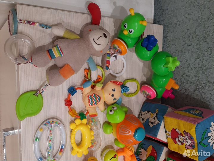 Развивающие игрушки для малышей пакетом