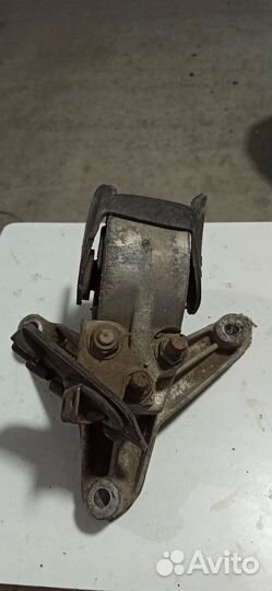 Подушка опора двигателя Мицубиси Спейс Стар 4G18