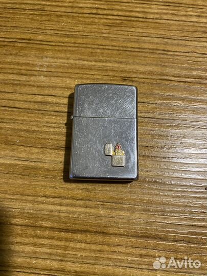 Зажигалка Zippo с накладным логотипом